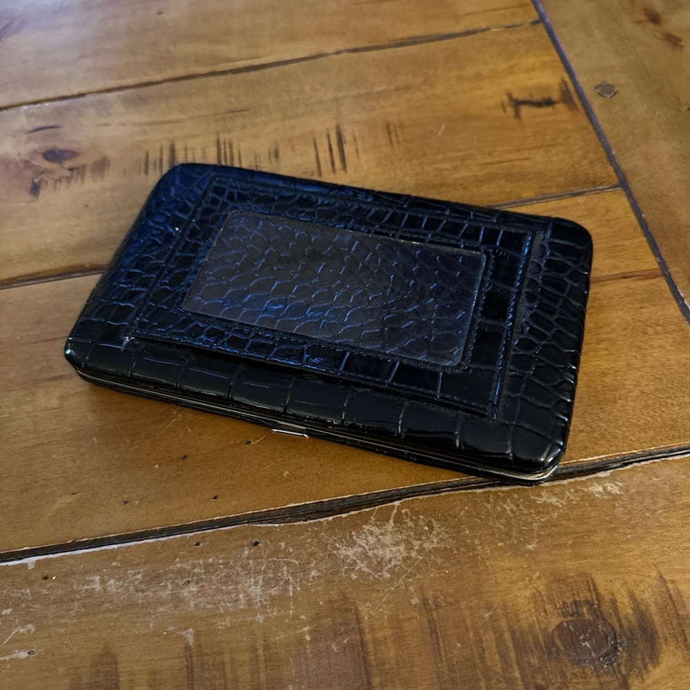 Chic Black Crocodile-Patterned Wallet - image 1